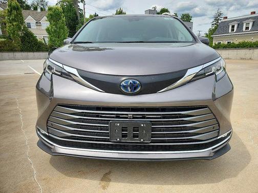 2021 Toyota Sienna XLE 8 Passenger