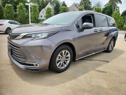 2021 Toyota Sienna XLE 8 Passenger
