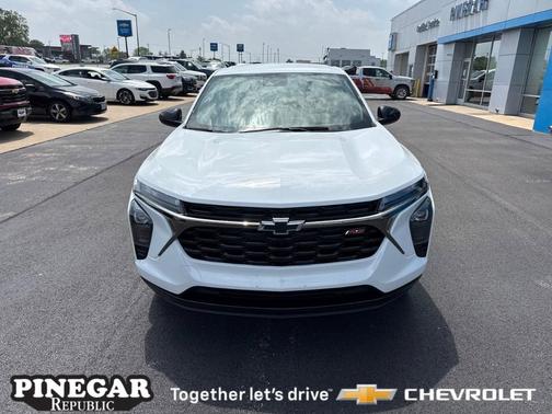 Summit White 2026 Chevrolet Trax 1RS