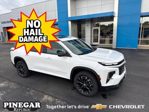 Summit White 2026 Chevrolet Traverse LT