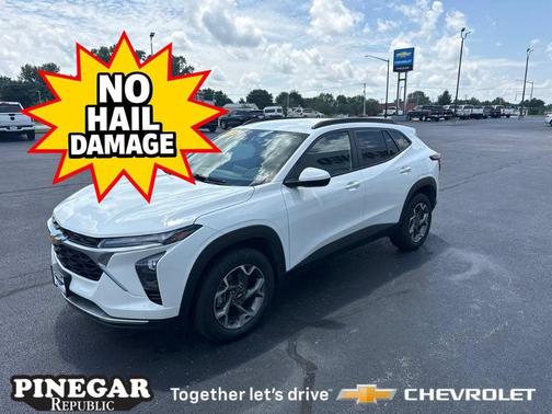 Summit White 2025 Chevrolet Trax LT
