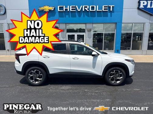 Summit White 2025 Chevrolet Trax LT