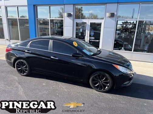 Photo 5 of 21 of 2011 Hyundai Sonata SE
