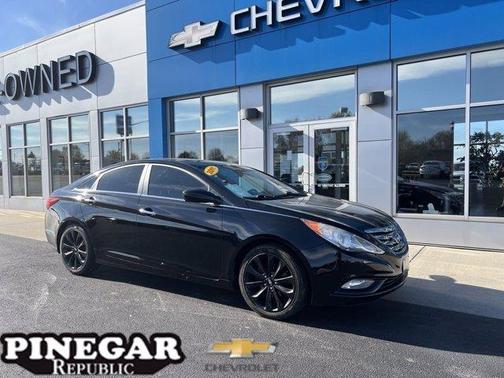 Photo 2 of 21 of 2011 Hyundai Sonata SE