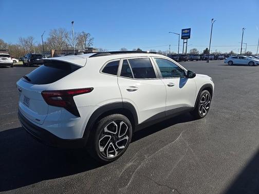 Summit White 2025 Chevrolet Trax 2RS