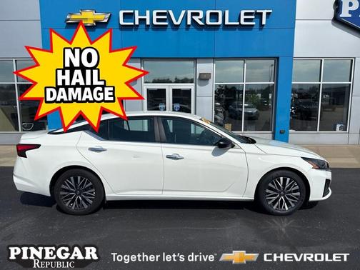 Glacier White 2025 Nissan Altima SV