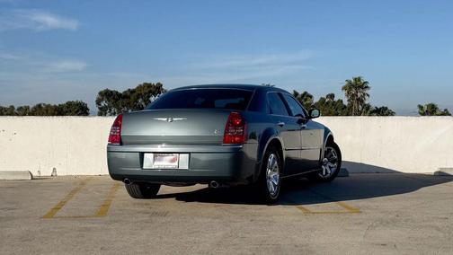 2005 Chrysler 300C Base