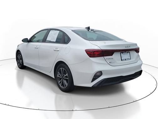Snow White Pearl 2024 Kia Forte LXS
