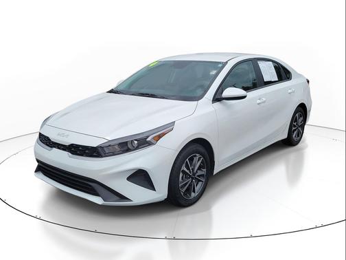 Snow White Pearl 2024 Kia Forte LXS