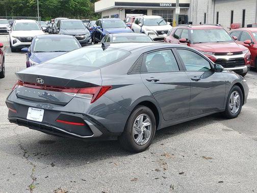 2024 Hyundai ELANTRA SE
