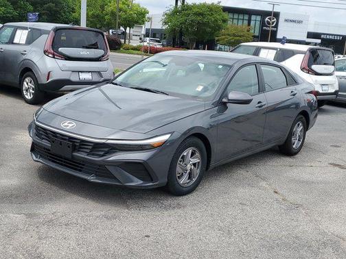 2024 Hyundai ELANTRA SE