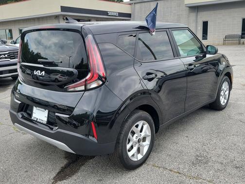 Fusion Black 2025 Kia Soul LX