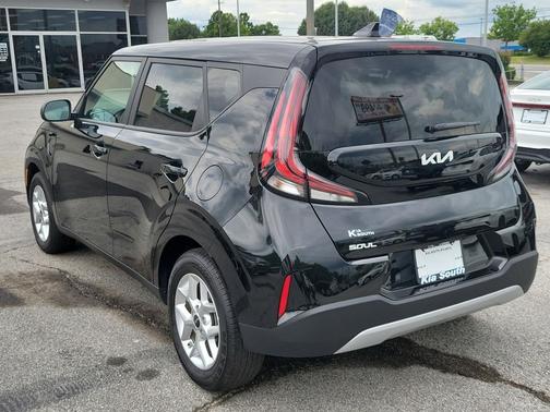 Fusion Black 2025 Kia Soul LX