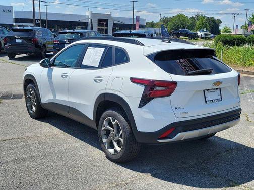 Summit White 2025 Chevrolet Trax LT