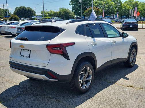 Summit White 2025 Chevrolet Trax LT