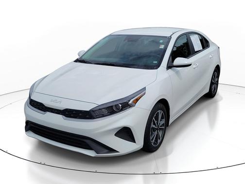 Snow White Pearl 2023 Kia Forte LXS