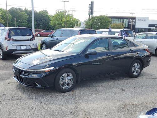 2024 Hyundai ELANTRA SE
