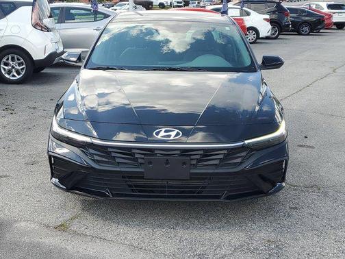 2024 Hyundai ELANTRA SE