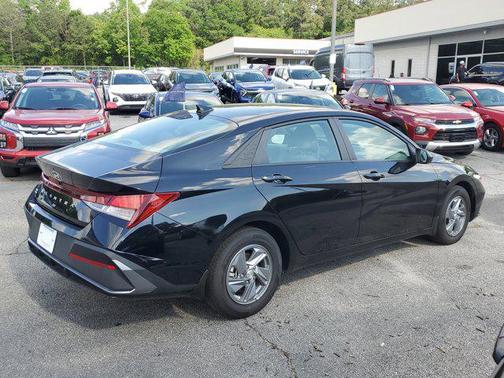 2024 Hyundai ELANTRA SE