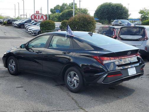 2024 Hyundai ELANTRA SE
