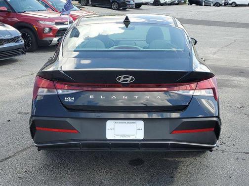 2024 Hyundai ELANTRA SE