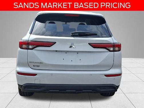 Silver 2022 Mitsubishi Outlander ES