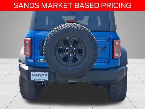 BLEU VÉLOCITÉ MÉTALLISÉ 2024 Ford Bronco WILDTRAK