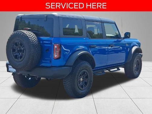 BLEU VÉLOCITÉ MÉTALLISÉ 2024 Ford Bronco WILDTRAK
