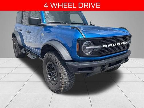 BLEU VÉLOCITÉ MÉTALLISÉ 2024 Ford Bronco WILDTRAK