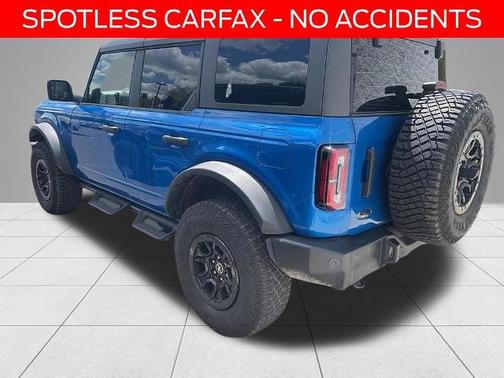 BLEU VÉLOCITÉ MÉTALLISÉ 2024 Ford Bronco WILDTRAK