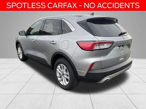 ICONIC SILVER 2022 Ford Escape SE