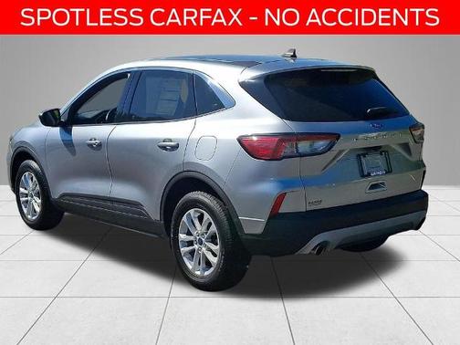 ICONIC SILVER 2022 Ford Escape SE