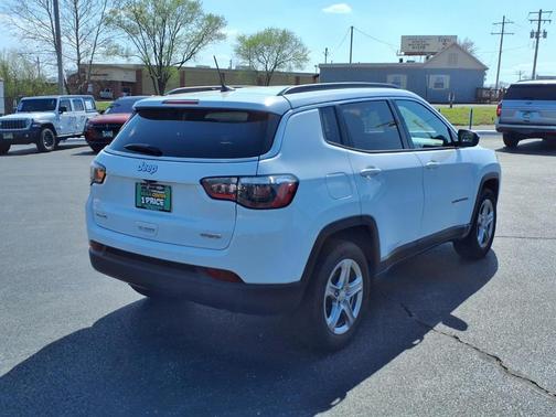 Bright White Clearcoat 2024 Jeep Compass Latitude