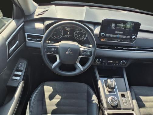 2023 Mitsubishi Outlander SE