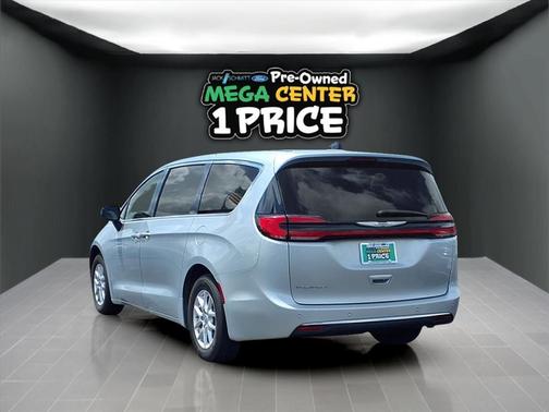 2023 Chrysler Pacifica Touring-L