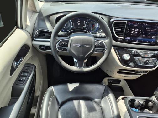 2023 Chrysler Pacifica Touring-L