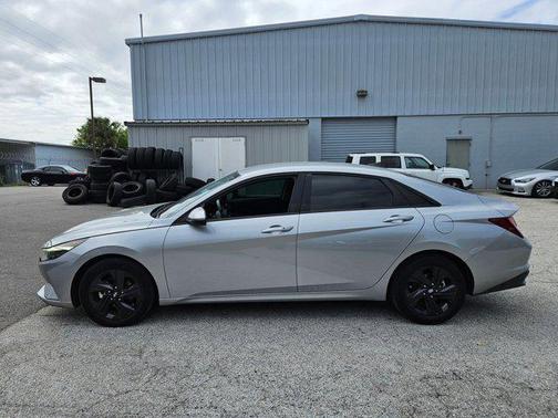 Shimmering Silver Pearl 2021 Hyundai ELANTRA SEL