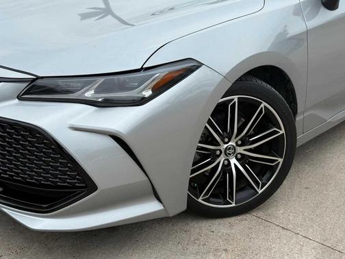 Celestial Silver Metallic 2019 Toyota Avalon XLE Touring