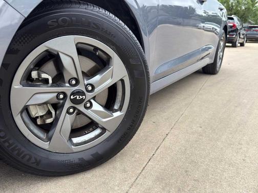 Everlasting Silver 2022 Kia K5 LXS
