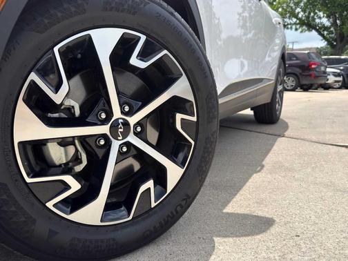 Glacial White Pearl 2025 Kia Sportage EX