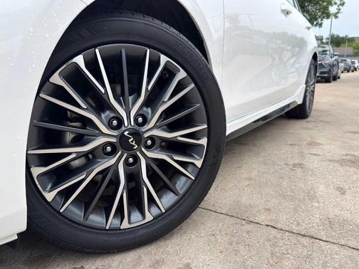 Snow White Pearl 2023 Kia Forte GT-Line
