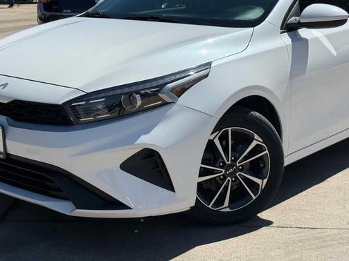 Snow White Pearl 2023 Kia Forte LXS