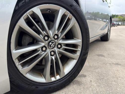 Celestial Silver Metallic 2016 Toyota Camry SE