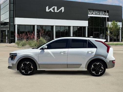 Snow White Pearl 2023 Kia Niro EV Wave