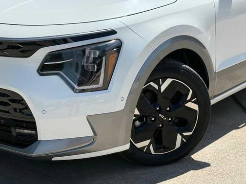 Snow White Pearl 2023 Kia Niro EV Wave