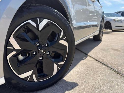 Snow White Pearl 2023 Kia Niro EV Wave