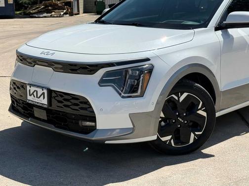 Snow White Pearl 2023 Kia Niro EV Wave