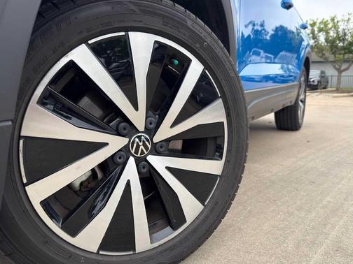 Cornflower Blue 2022 Volkswagen Taos 1.5T SE