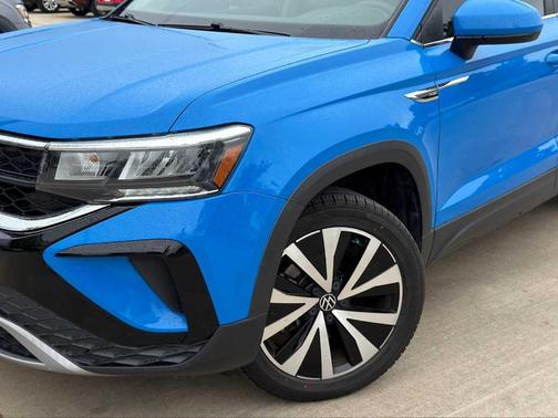 Cornflower Blue 2022 Volkswagen Taos 1.5T SE