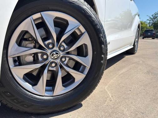 Super White 2021 Toyota Sienna LE